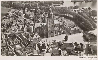 <p>Luchtfoto van het 's Gravenhof uit 1940, met op het plein de in 1898 geplante Wilhelminaboom (Regionaal Archief Zutphen). </p>
